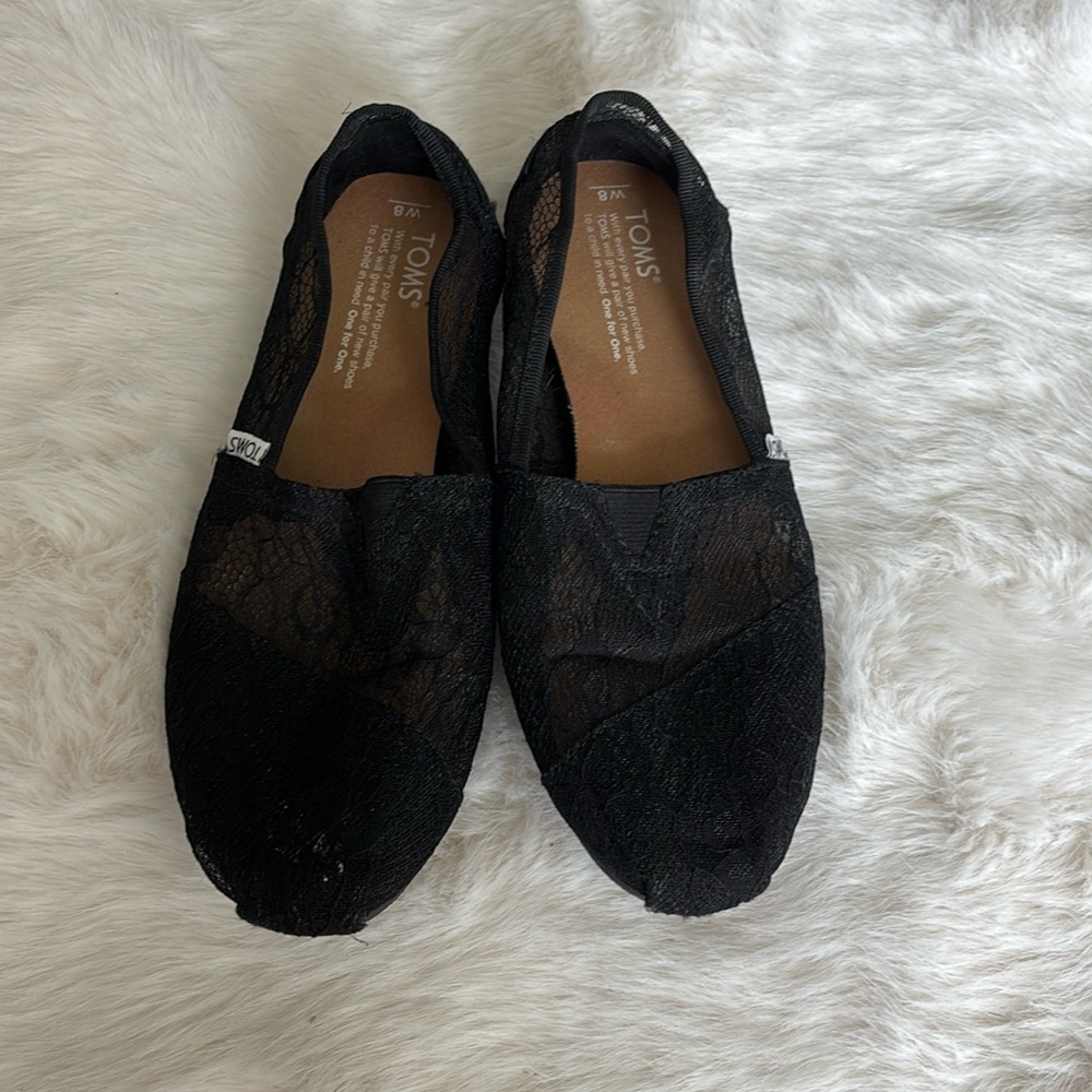 Tom’s Lace Flats
